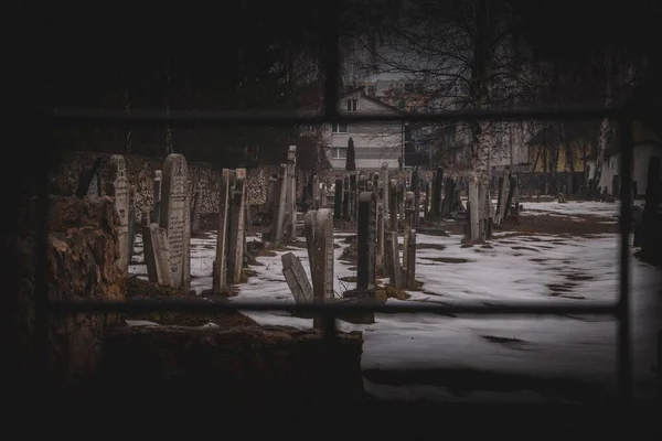Una Escena Cementerio Visto Entre Rejas Con Suelo Cubierto Nieve — Foto de Stock