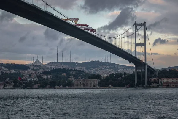 7月15日在土耳其伊斯坦布尔拍摄的带有钢塔和倾斜衣架的烈士桥的低角度照片 背景为城市景观 — 图库照片