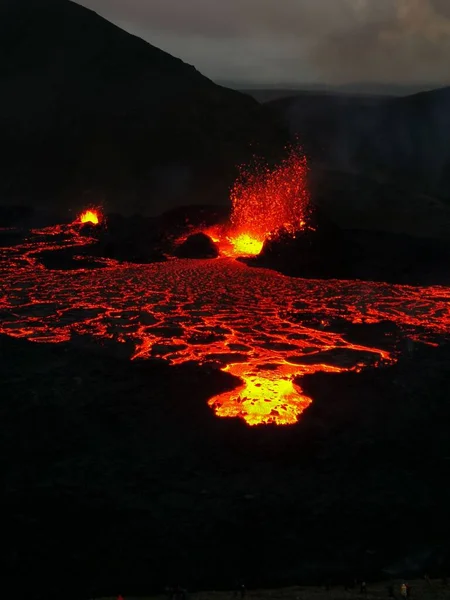 Volcán Con Lava Que Vierte Aire Desde Cráter —  Fotos de Stock