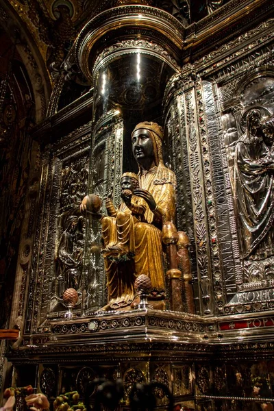 Plano Vertical Una Estatua Virgen María Jesucristo Monasterio Cerca Barcelona —  Fotos de Stock