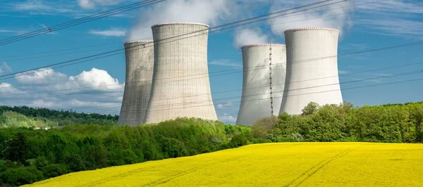 スロバキアのモチョフにある原子力発電所のパノラマ写真 — ストック写真