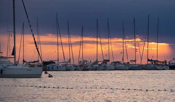 日落期间停泊在克罗地亚Novigrad镇Marina Nautica的船只 — 图库照片