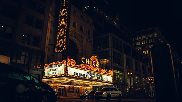 芝加哥戏院的正面在黑暗中闪烁着灯光 — 图库照片