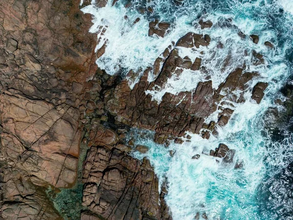 Luchtfoto Van Kust Met Rotsen Blauwe Oceaangolven Bij Daglicht — Stockfoto