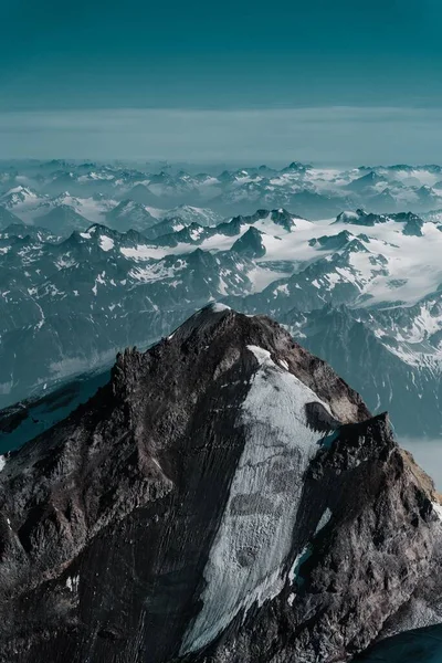 Мальовничий Вертикальний Знімок Снігового Піку Тлі Блакитного Неба — стокове фото