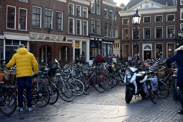 Centrum Miasta Pełne Rowerów Amsterdam Holandia — Zdjęcie stockowe