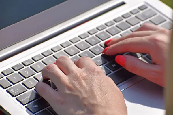 Close Das Mãos Uma Mulher Usando Laptop — Fotografia de Stock