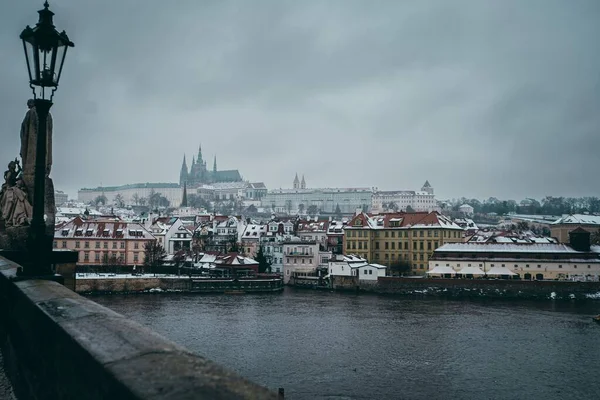 Gyönyörű Kilátás Nyílik Prágai Töltésre Felhős Alatt — Stock Fotó