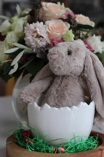 这张复活节兔子装饰的特写照片 桌上放着五彩缤纷的花朵 — 图库照片