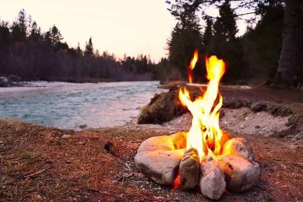 Akşamları Ormanın Içinde Bir Nehrin Kenarında Küçük Bir Kamp Ateşine — Stok fotoğraf