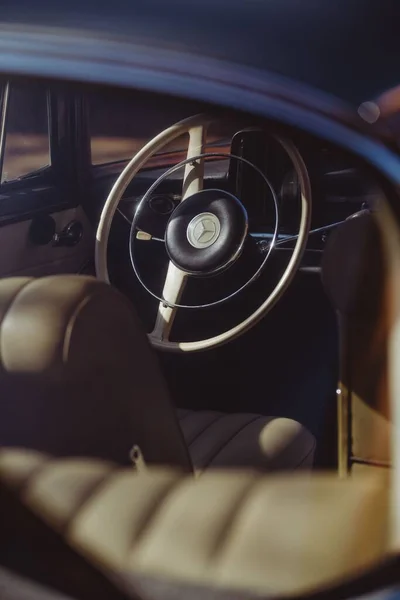 Вертикальный Кадр Руля Mercedes Benz 220 Годов Годов Логотипом — стоковое фото