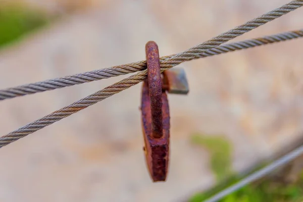 古い錆びた金属製の南京錠の閉鎖ショット — ストック写真
