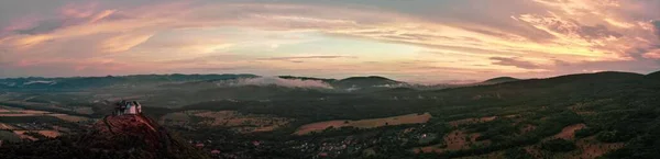 Panoramatický Snímek Hradu Fuzer Maďarsku Horami Západem Slunce Pozadí — Stock fotografie