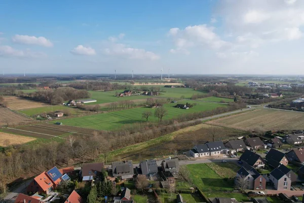 Luftbilde Landsby Med Hus Omgitt Gressmark Den Blå Solrike Himmelen – stockfoto