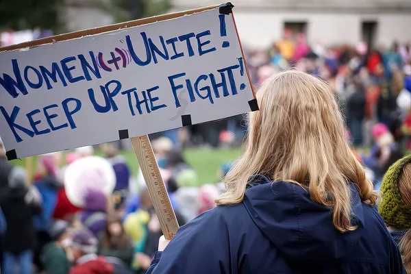 在华盛顿州国会山举行的第三届年度妇女大游行中 一名妇女举着标语抗议 — 图库照片