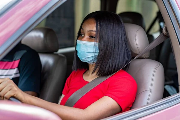 Araba Kullanırken Yüz Maskesi Takan Afrikalı Kadın Yolcu — Stok fotoğraf
