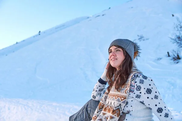 Kış Şapkalı Eşarplı Bir Kadın Turist Karlı Bir Dağdaki Güzel — Stok fotoğraf
