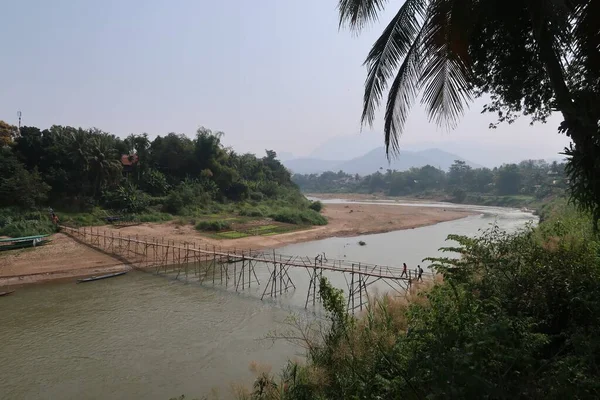この竹の橋は 洪水が毎年それを破壊して以来 毎年再建される — ストック写真