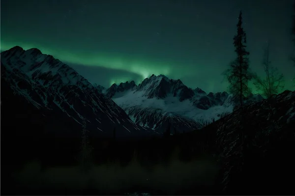 Rotsachtige Bergen Bedekt Met Sneeuw Groene Lucht Nachts Tijdens Het — Stockfoto
