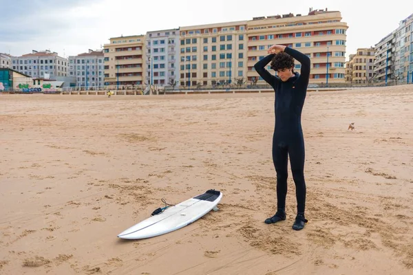 Ein Männlicher Surfer Aus Dem Kaukasus Bereitet Sich Auf Das — Stockfoto