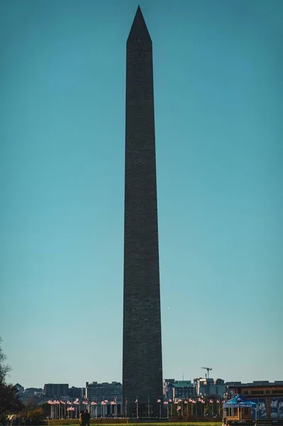 美国著名的华盛顿纪念碑与蓝天的垂直对比 — 图库照片