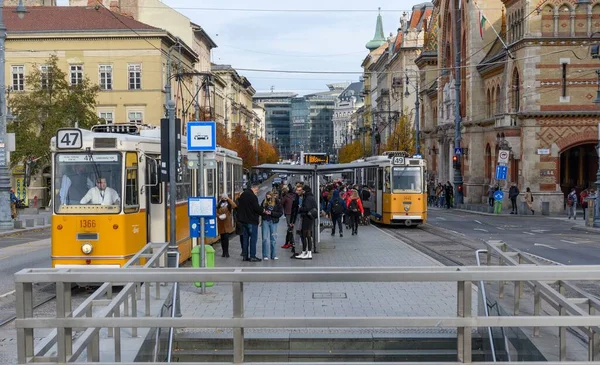 Skupina Lidí Tramvajové Zastávce Blízkosti Velké Tržnice Budapešti Maďarsko — Stock fotografie