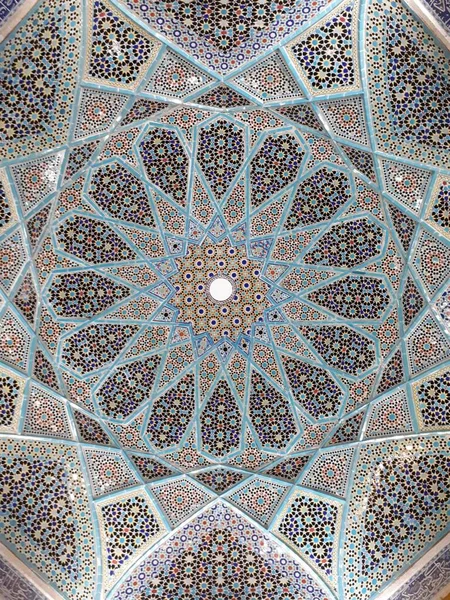 Вертикальный Низкоугольный Снимок Потолка Персидского Здания Персидскими Орнаментами — стоковое фото
