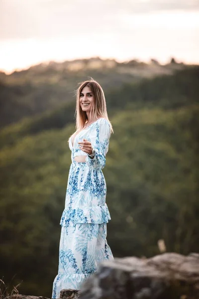 Kaukasisk Kvinnlig Modell Bergen Njuter Den Friska Luften Vertikal — Stockfoto