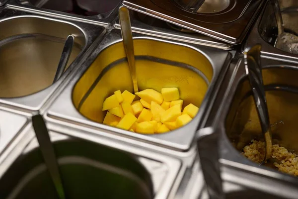 Primer Plano Piezas Mango Como Ingredientes Para Plato Plato Metal —  Fotos de Stock