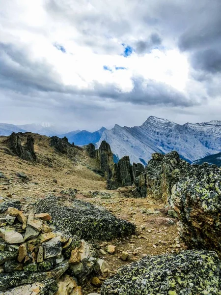 구름낀 바위투성이 의산이 내려다 보이는 아름다운 — 스톡 사진