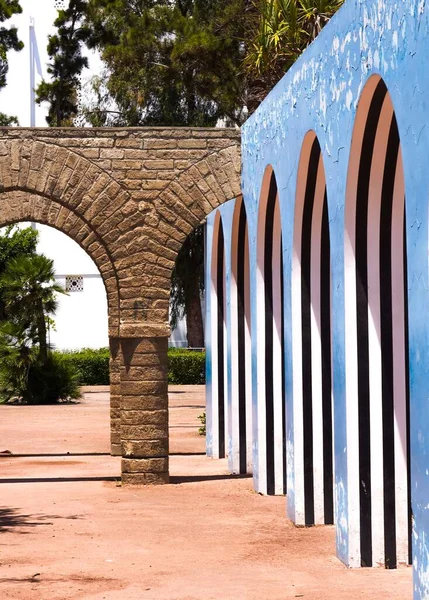 Tiro Vertical Arcos Tijolo Com Tinta Azul Casablanca Marrocos — Fotografia de Stock