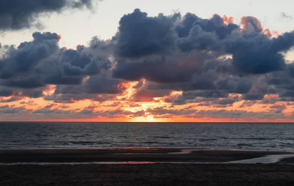 ビーチの海岸から見える美しい夕日の景色 — ストック写真