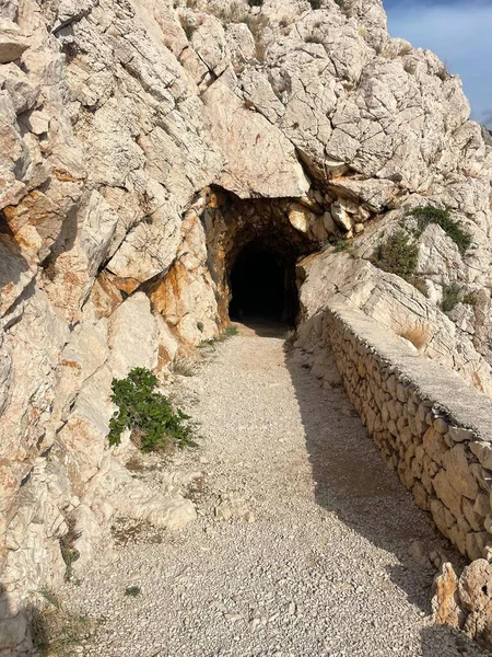 洞窟への入り口の垂直ショット — ストック写真