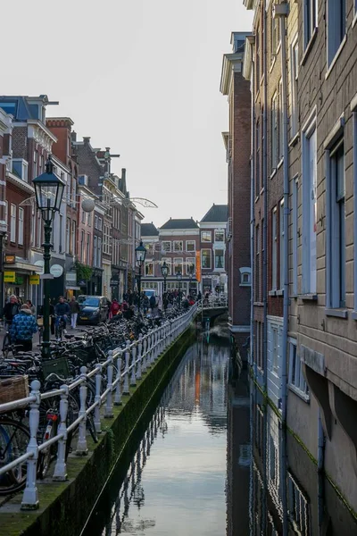 Centrum Delft Holandia Tradycyjnymi Kanałami Rowerami — Zdjęcie stockowe