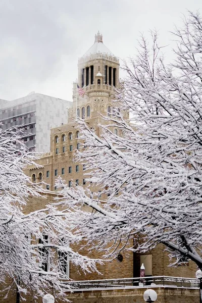 Een Verticaal Schot Van Plummer Building Bedekt Met Sneeuw Bij — Stockfoto