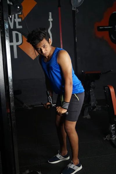 Hintli Bir Erkek Spor Salonunda Kaldırma Egzersizi Yapıyor — Stok fotoğraf