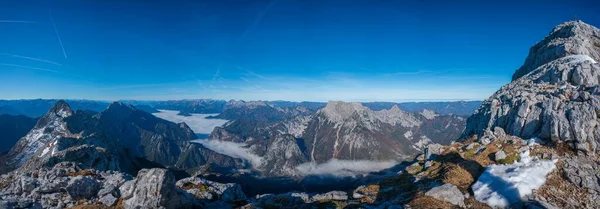Панорамний Знімок Великих Гір Горизонтом Блакитним Небом Задньому Плані — стокове фото