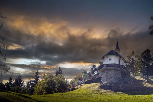 Scenic View Church Hill Cloudy Sky Background Austria — Stock Photo, Image