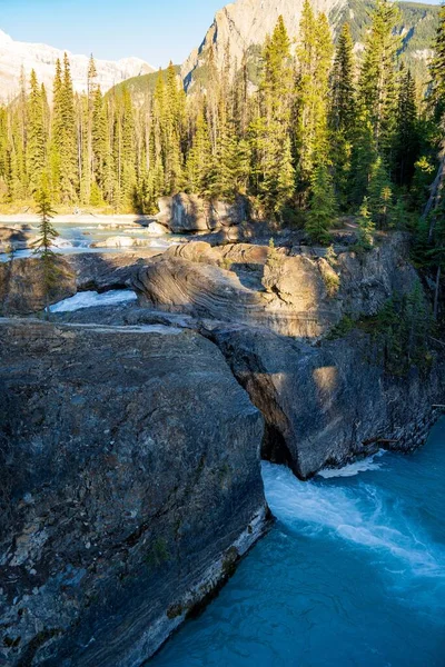 Ein Atemberaubender Blick Auf Einen Wasserfall Inmitten Der Felsformation Wald — Stockfoto