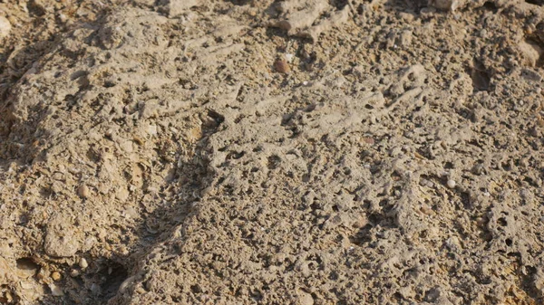 Ένα Κοντινό Πλάνο Ενός Ηλιοφωτισμένου Μέρους Ενός Βράχου Άμμο Πάνω — Φωτογραφία Αρχείου