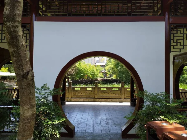 Une Porte Lunaire Dans Beau Jardin Chinois Avec Une Végétation — Photo