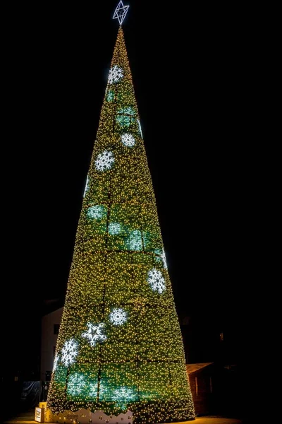 Uma Árvore Natal Iluminada Noite — Fotografia de Stock