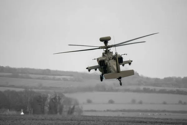 Тёмно Серый Армейский Штурмовой Вертолет Полете Днем — стоковое фото