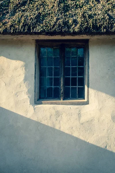 Vertical Closeup Old Window Thatched Cottage Sunlight Devon — Stock Photo, Image