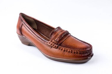 beyaz zemin üzerinde ayakkabı