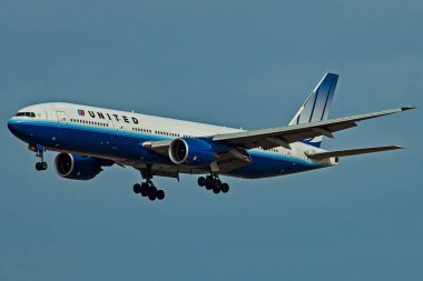 United Airlines 777-200 N769UA mavi gökyüzünde