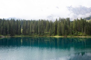 İtalya 'nın arka planında Dolomitlerin olduğu güzel bir göl manzarası.