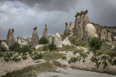 Kapadokya 'daki Pasabagram Vadisi' nde çok güzel taş oluşumlar. Arka planda fırtınalı bir gökyüzü var.