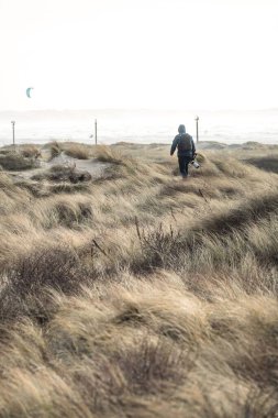 Sahile doğru yürüyen bir adam.