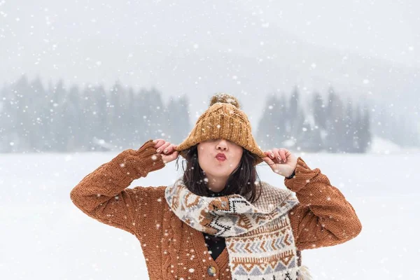 Женщина Уютном Зимнем Свитере Шарфе Надевает Шляпу Глаза Туманном Зимнем — стоковое фото